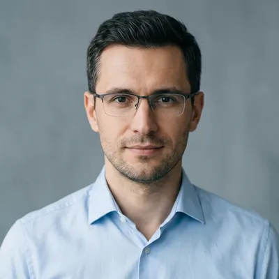Дмитрий Орлов, аналитик процедур, портрет 400×400 px